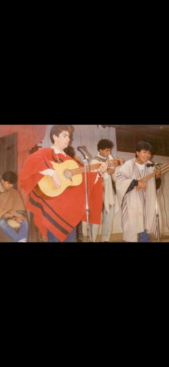 Músicos durante una presentación, fotografía del archivo compartido para este homenaje.