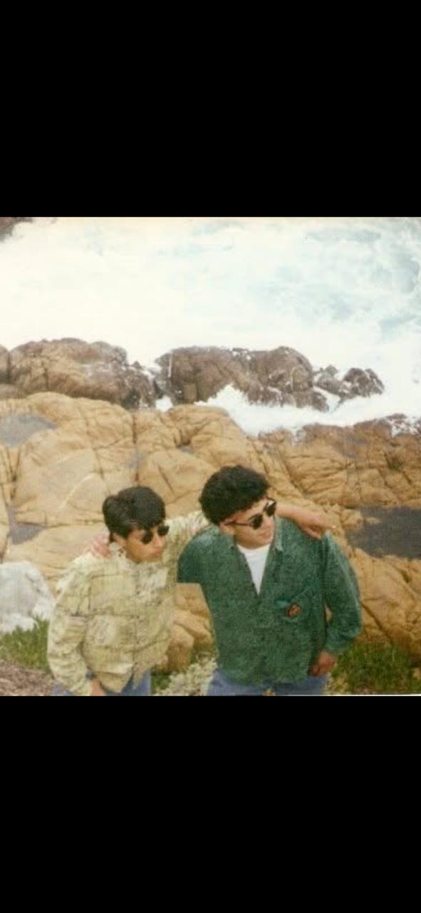 Dos personas retratadas en un paisaje.